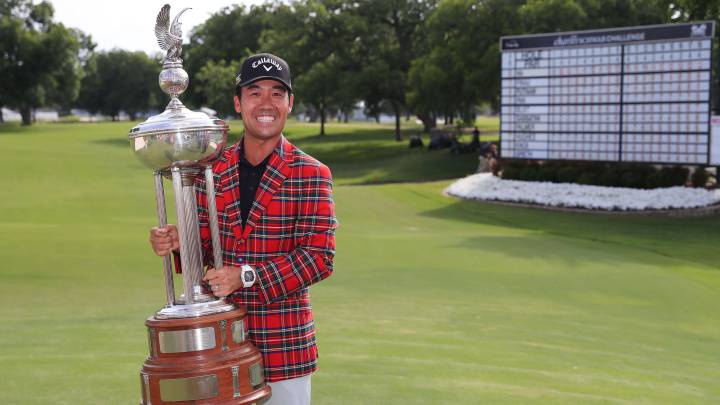 Kevin Na posa con el trofeo de campeón del Charles Schwab Challenge en el Colonial Country Club de Fort Worth, Texas.