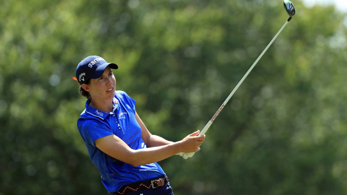 Carlota Ciganda golpea una bola durante la jornada final del Pure Silk Championship presented by Visit Williamsburg en el River Course de Kingsmill Resort en Williamsburg, Virginia.