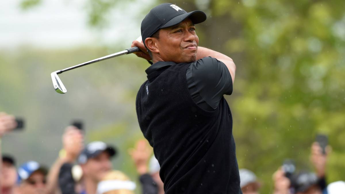 Tiger Woods golpea una bola durante el PGA Championship en el Bethpage State Park - Black Course.