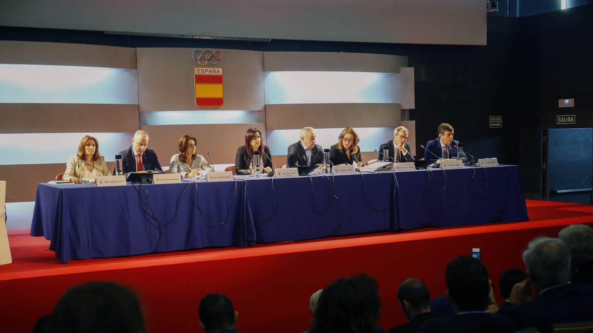 María José Rienda junto a Alejandro Blanco en la Asamblea General del COE.