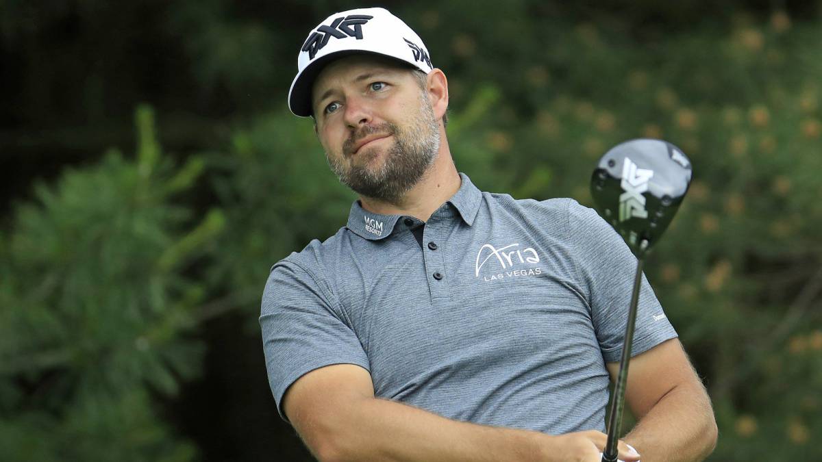 Ryan Moore golpea una bola durante la primera jornada del The Memorial Tournament Presented by Nationwide en el Muirfield Village Golf Club de Dublin, Ohio.