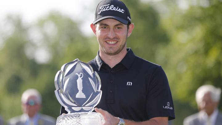 Patrick Cantlay posa con el trofeo de campeón del The Memorial en el Muirfield Village Golf Club.