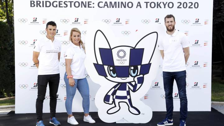 Javier Gómez Noya, Lydia Valentín y Sergio Rodríguez, en un acto de Bridgestone
