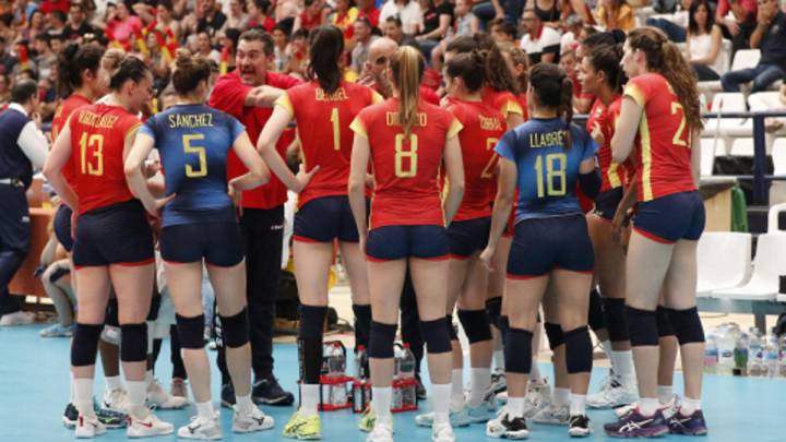 Las jugadoras de la selección española atendiendo a las instrucciones de Pascual Saurín durante un partido (foto vía Twitter @RFEVB).