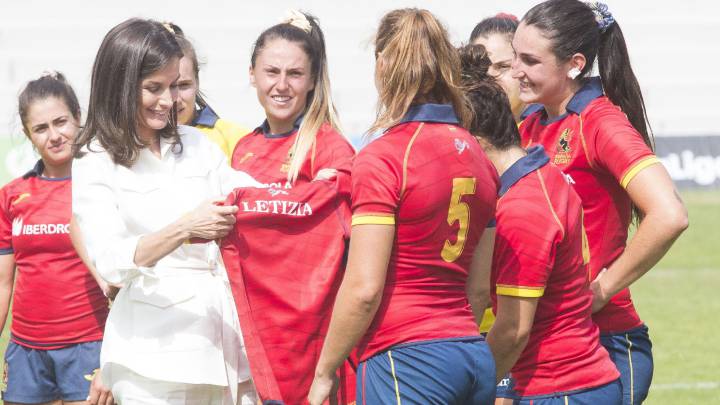 La Reina Letizia visita y anima a las Leonas antes del Preolímpico
