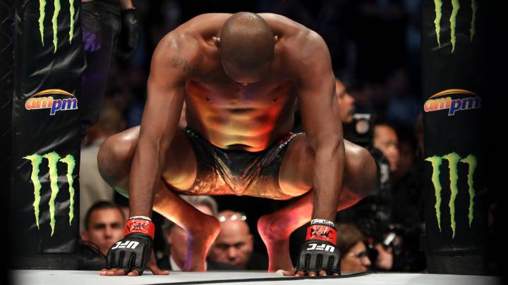Jon Jonesal entrar en el octágono en el UFC 239.