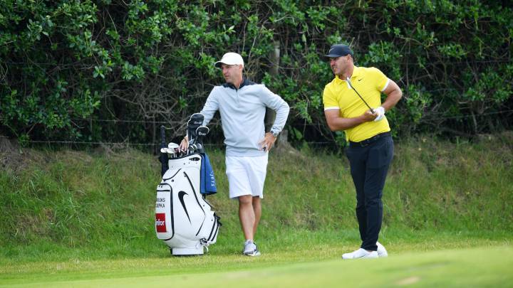 Brooks Koepka junto a su caddie, Ricky Elliott, en una práctica previa al 148º British Open.