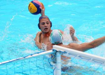 Hungría golpea a España, que deberá jugar los octavos (13-11)