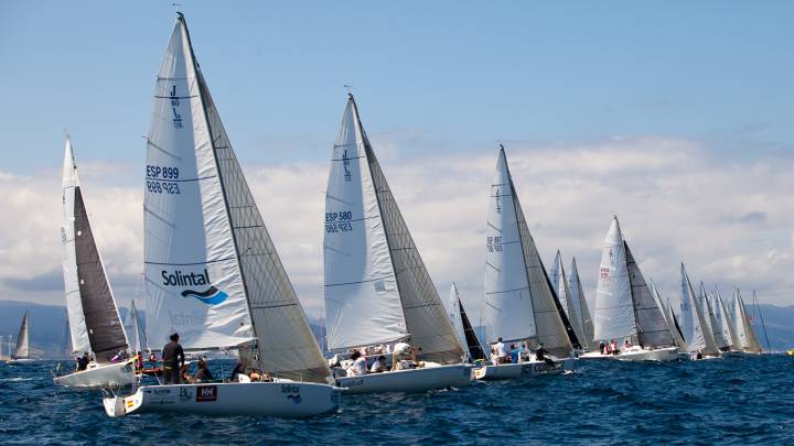 La falta de viento condiciona la cuarta jornada del Mundial J80