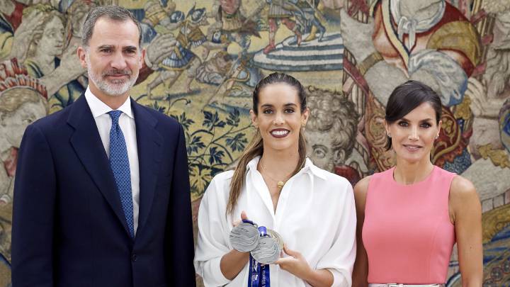Ona Carbonell, junto a los Reyes de España.