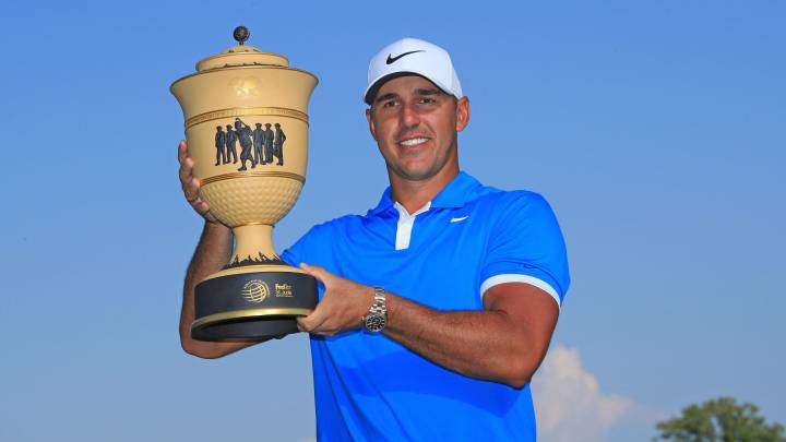 Brooks Koepka posa con el trofeo de campeón del World Golf Championship-FedEx St Jude Invitational en el TPC Southwind de Memphis, Tennessee.