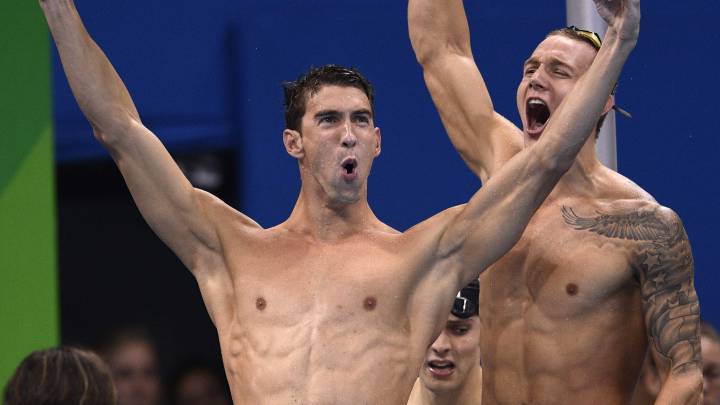 Michael Phelps y Caeleb Dressel celebran el oro para Estados Unidos después ganar el relevo del 4x100m libre en los Juegos Olímpicos de Río 2016.