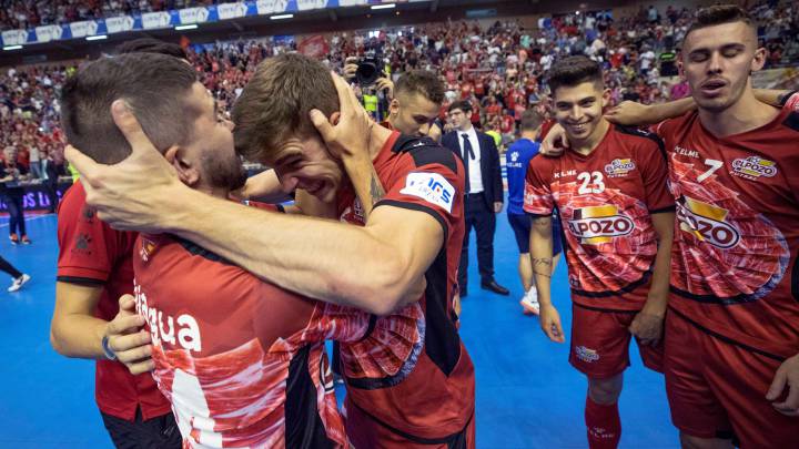 Los jugadores de ElPozo celebran una victoria.