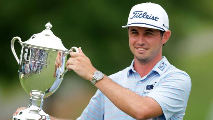 J.T. Poston posa con el trofeo de campeón.