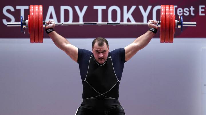 Ruslan Albegov compite en la prueba de +109kg en las pruebas de halterofilia celebradas antes de los Juegos Olímpicos en Tokio.