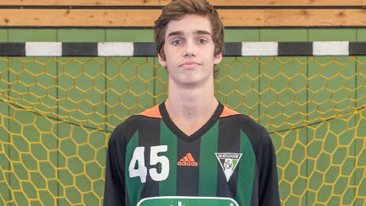 Pablo Urdangarín posa con la camiseta del TSV Hannover Burgdorf.