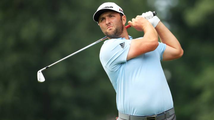 Jon Rahm golpea una bola durante la disputa del BMW Championship en el Medinah Country Club de Medinah, Illinois.