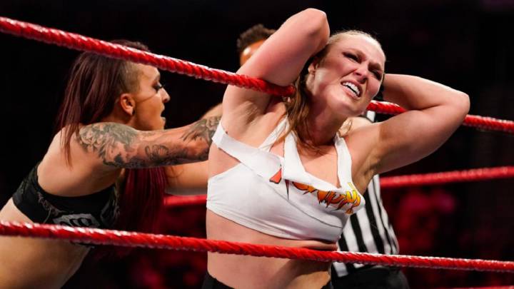 Ronda Rousey se fractura un dedo mientras graba una serie.