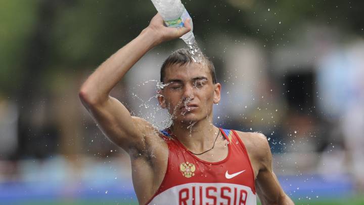 Sergey Bakulin compite en la prueba de los 50 kilómetros marcha durante los Mundiales de Atletismo de 2011.
