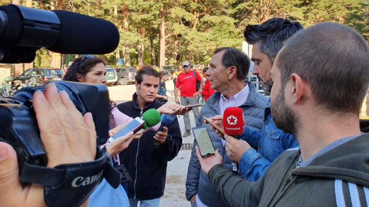 El cuñado de Blanca Fernández Ochoa, Adrián Federighi, atiende a los medios de comunicación antes del inicio de la búsqueda de la exesquiadora.