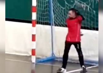 Este portero se vuelve viral y no por sus paradas: atentos a su sospechoso comportamiento...