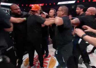 El combate más raro: ¡nulo y otro luchador baja desde la tribuna!