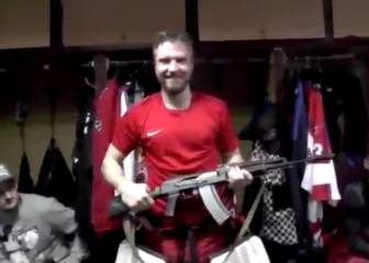 Le regalan un AK-47 por ser el mejor jugador de su equipo