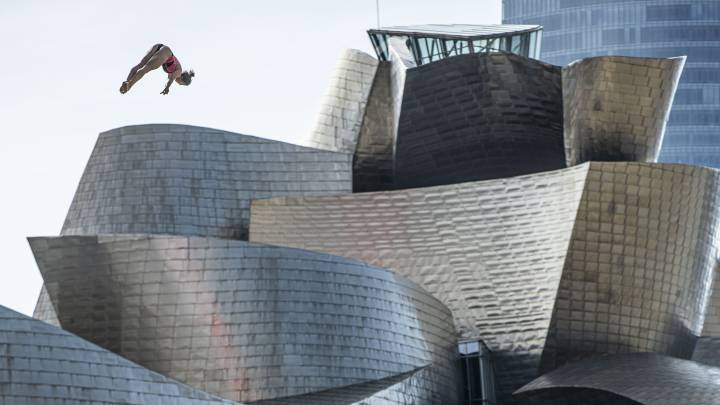Celia Fernández, en uno de sus saltos de ayer con el Guggenheim de fondo.