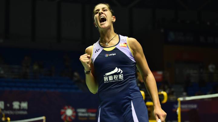 Carolina Marín celebra un punto ante Nozomi Okuhara Nozomi durante el Victor China Open de bádminton.