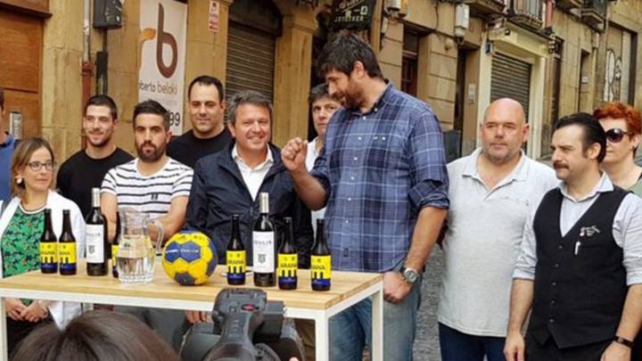 Aginagalde, en el centro, con los empresarios de Irún.
