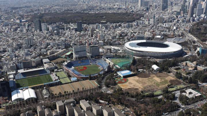 Imagen aérea del Estadio Nacional de Tokio y de la capital japonesa.