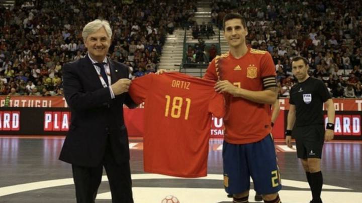Ortiz: "Esta camiseta (de 181 internacionalidades) va para el museo de casa"