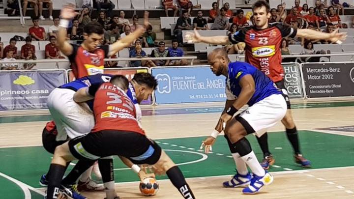 El Bada Huesca reacciona para ganar su primer encuentro