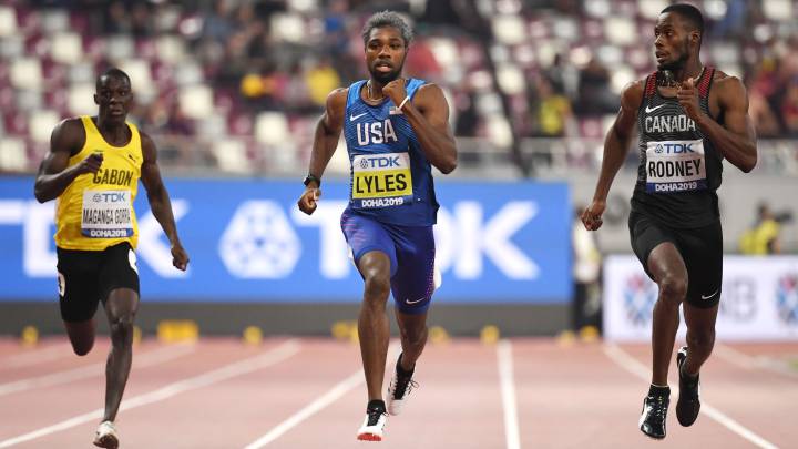 Noah Lyles se divierte con el pelo plateado en su estreno