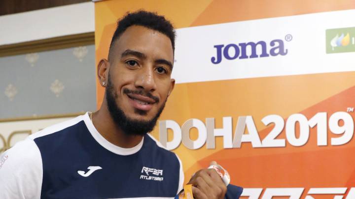 Orlando Ortega, que correrá los 110 metros vallas, posa con su colección de acreditaciones.