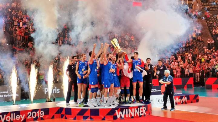 La selección de Serbia celebra el título.