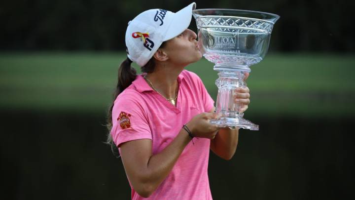 La golfista española Marta San besa el trofeo de campeona del IOA Golf Classic del Symetra Tour.