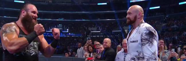 Braun Strowman reta a Tyson Fury durante SmackDown.