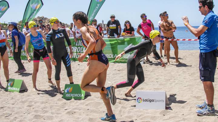Las triatletas, compiten en una de las jornadas de la Liga Iberdrola que se celebró en el mes de mayo en Águilas (Murcia).