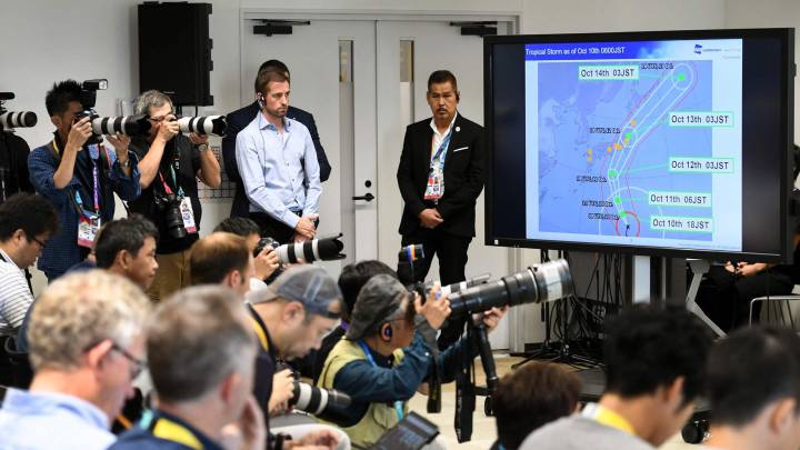Rueda de prensa en la que se informaba de la cancelación de dos partidos del Mundial de rugby por la llegada a tierras niponas del tifón Hagibis.