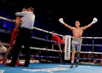 Warrington maravilla en Leeds: KO a Takoucht en dos rounds