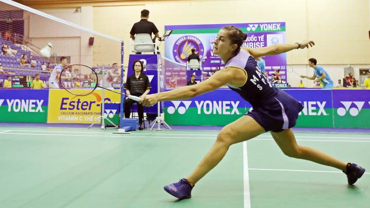 Carolina Marín compite ante Supanida Katethong durante el Yonex-Sunrise Vietnam Open 2019.