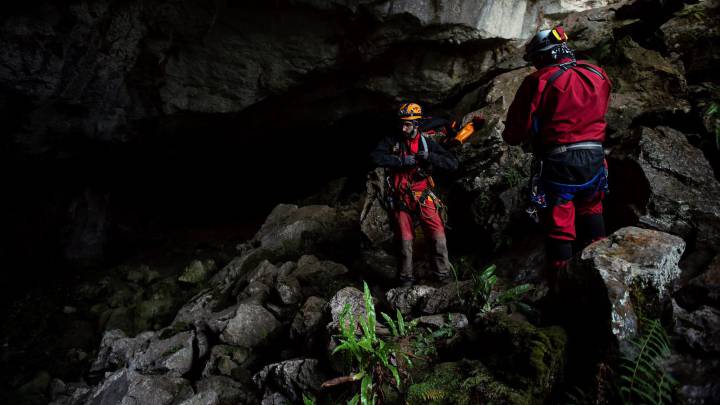 Miembros del equipo de rescate buscan los cuatro espeleólogos portugueses en el complejo Cuevo Coventosa, un entramado de cuevas y galerías de 6,7 kilómetros de longitud, con un desnivel de 685 metros y una profundidad máxima de 815 metros.