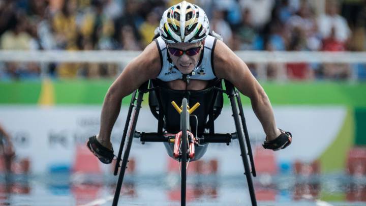 La atleta paralímpica belga Marieke Vervoort compite durante la fina de 400 metros en clase T52 femeina durante los Juegos Paralímpicos de Río 2016.