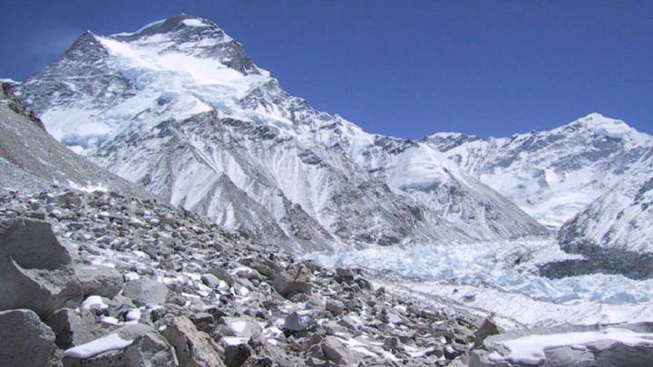 Nepal estudia prohibir la entrada al país al compañero del montañero español fallecido