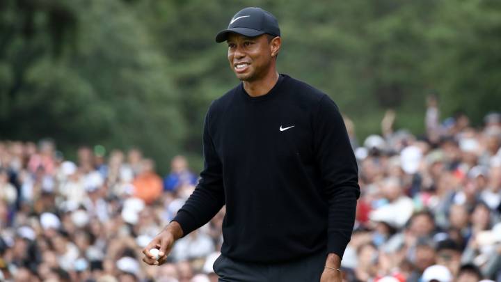 Tiger Woods reacciona tras el noveno hoyo en el ZOZO Championship en el Accordia Golf Narashino Country Club de Inzai, Chiba, Japón.