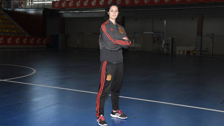 La seleccionadora española de fútbol sala femenino Claudia Pons posa en una entrevista.
