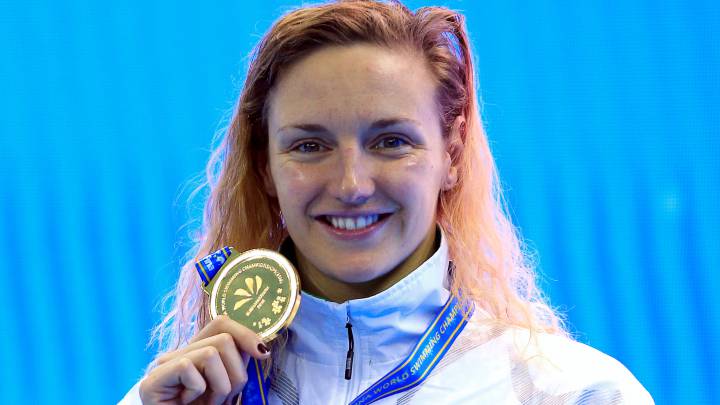 La nadadora húngara Katinka Hosszu posa con la medalla de oro en los Mundiales de Piscina Corta de Hangzhou (China).