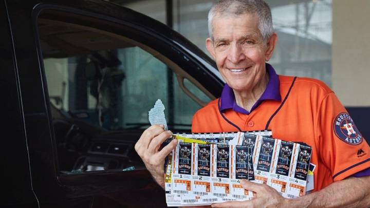 El empresario Jim McIngvale posa con sus entradas para las World Series de la MLB entre los Houston Astros y los Washington Nationals.