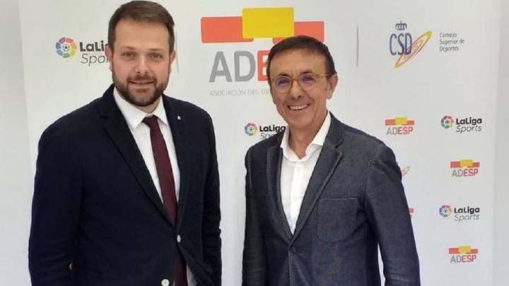 El Secretario General del Deporte y la Actividad Física de la Generalitat de Cataluña, Gerard Figueras, y el presidente de ADESP José Hidalgo.